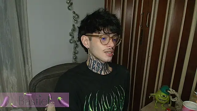 Snapshot of Mihail_leroy chatting on 11/26/25, 02:44 Mihail leroy online show from 11/26/25, 02:44