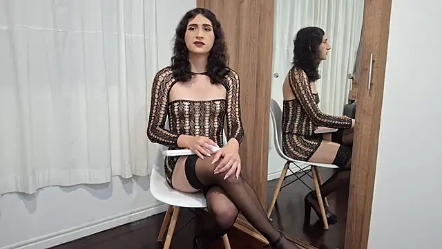 Snapshot of kayleesims_ chatting on 12/19/25, 01:53 kayleesims online show from 12/19/25, 01:53