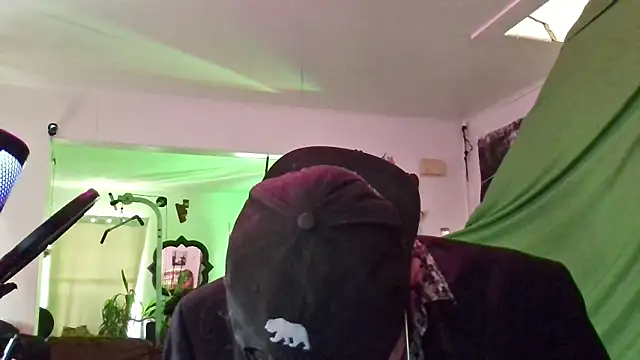 MasterDaddyCool online show from 10/28/25, 04:39