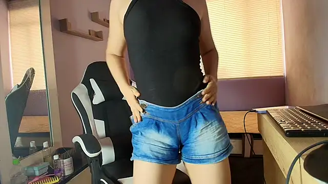 luna desiree online show from 10/13/25, 01:45