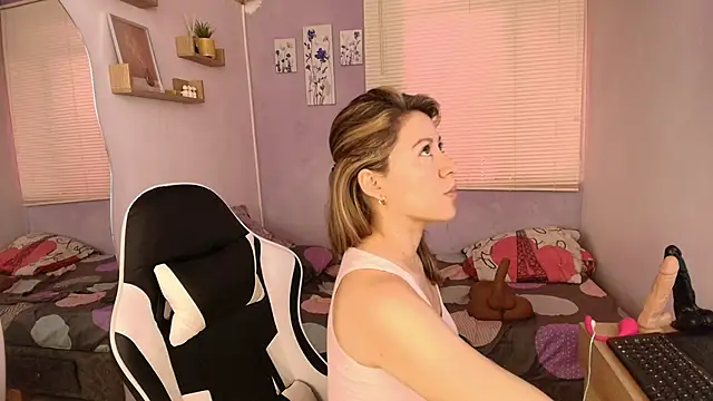 Snapshot of luna_desiree chatting on 04/05/26, 06:36 luna desiree online show from 04/05/26, 06:36