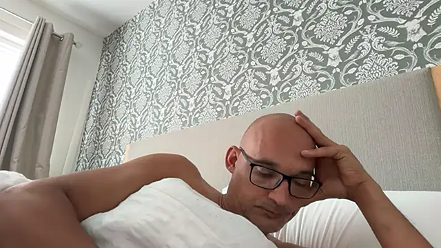 Snapshot of halfcastlad chatting on 11/10/25, 09:47 halfcastlad online show from 11/10/25, 09:47