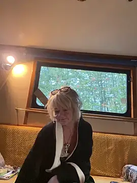 Snapshot of ladyboatlady chatting on 10/09/25, 06:36 ladyboatlady online show from 10/09/25, 06:36