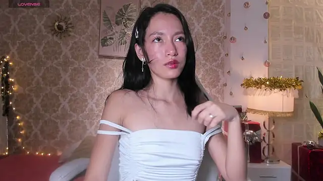 LilyThea online show from 12/04/25, 09:14