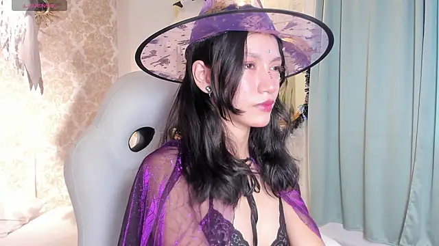 LilyThea online show from 10/31/25, 09:22