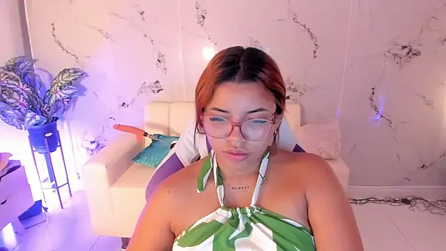 Snapshot of scarlett_enjoy1 chatting on 09/19/25, 12:42 scarlett enjoy1 online show from 09/19/25, 12:42