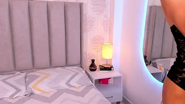 ShaynaHosk online show from 04/15/26, 04:29