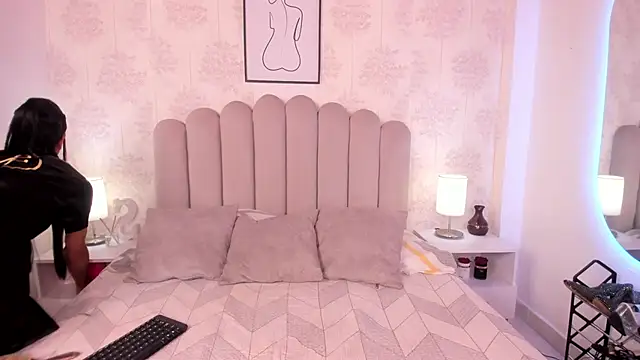 ShaynaHosk online show from 10/19/25, 07:33