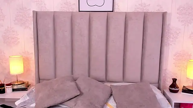 ShaynaHosk online show from 05/18/26, 08:57