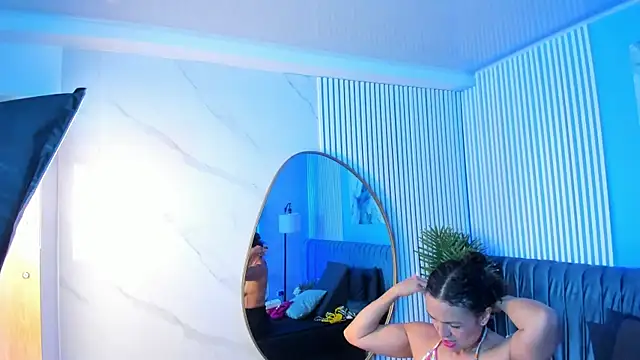 bellarivera  online show from 11/17/25, 06:56