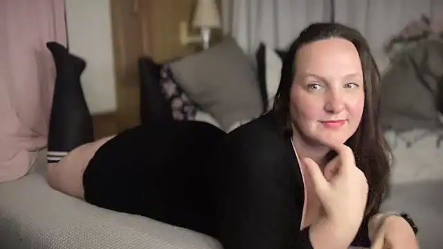 Snapshot of Just_Trudy chatting on 10/22/25, 01:16 Just Trudy online show from 10/22/25, 01:16