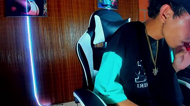 Snapshot of briamhoconor_xh chatting on 02/13/26, 01:38 briamhoconor xh online show from 02/13/26, 01:38