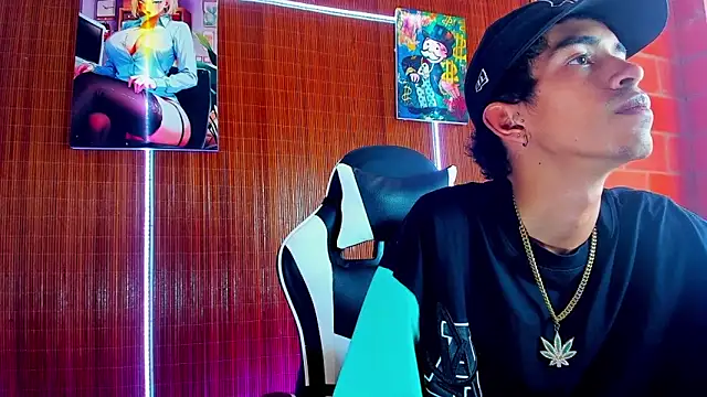 Snapshot of briamhoconor_xh chatting on 02/14/26, 04:40 briamhoconor xh online show from 02/14/26, 04:40