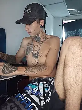 Snapshot of Tattoboy19cm chatting on 05/27/26, 01:18 Tattoboy19cm online show from 05/27/26, 01:18