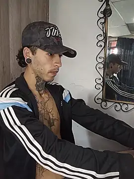 Snapshot of Tattoboy19cm chatting on 05/28/26, 08:04 Tattoboy19cm online show from 05/28/26, 08:04