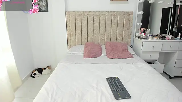 Snapshot of EmiilyEvans_ chatting on 09/24/25, 09:43 EmiilyEvans online show from 09/24/25, 09:43