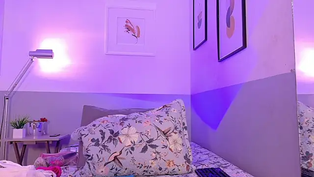 cutepetitee online show from 04/14/26, 07:52