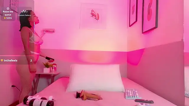 cutepetitee online show from 10/17/25, 08:43