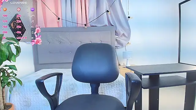 Snapshot of saray_reese chatting on 10/07/25, 12:17 saray reese online show from 10/07/25, 12:17