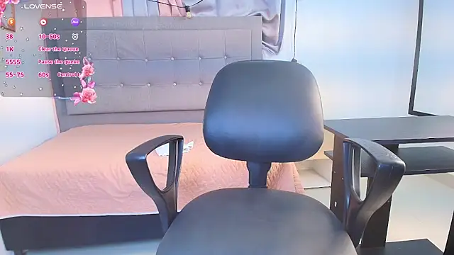 Snapshot of saray_reese chatting on 10/13/25, 12:51 saray reese online show from 10/13/25, 12:51