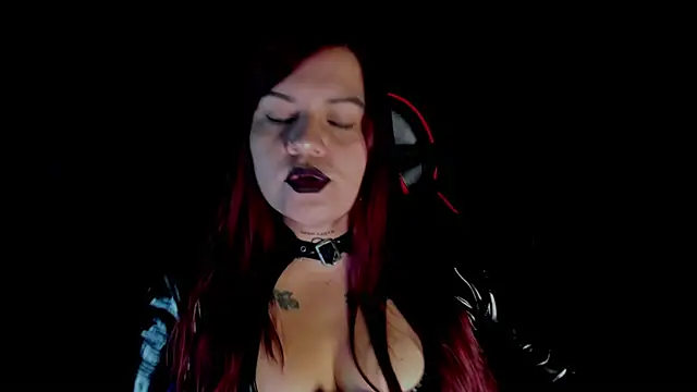 Snapshot of Moon_Dark520 chatting on 12/23/25, 04:56 Moon Dark520 online show from 12/23/25, 04:56