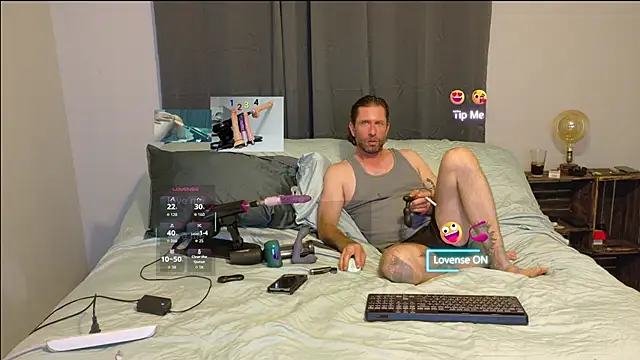 Snapshot of danoo84 chatting on 10/18/25, 04:25 danoo84 online show from 10/18/25, 04:25