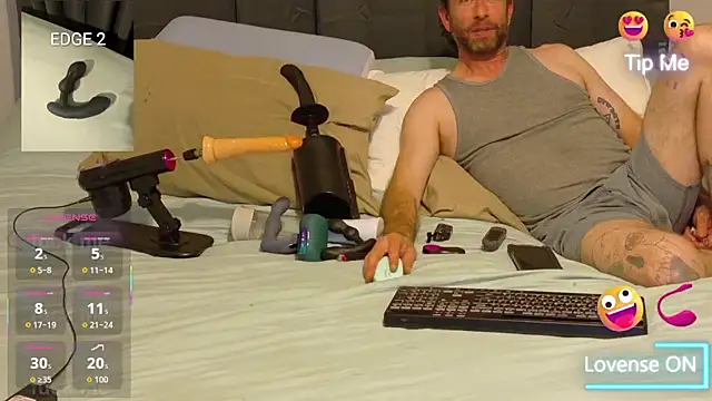 Snapshot of danoo84 chatting on 10/23/25, 04:11 danoo84 online show from 10/23/25, 04:11