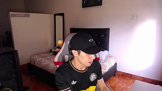 Snapshot of santiago_cutex chatting on 06/22/26, 12:24 santiago cutex online show from 06/22/26, 12:24