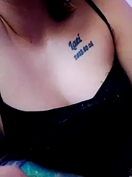 Snapshot of Themaskedgirl21 chatting on 02/25/26, 01:44 Themaskedgirl21 online show from 02/25/26, 01:44