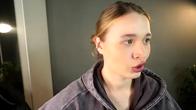 lisa schiele online show from 12/04/25, 09:03