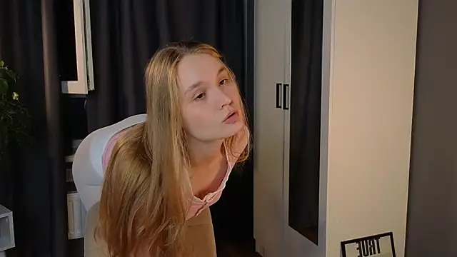 lisa schiele online show from 10/06/25, 08:53