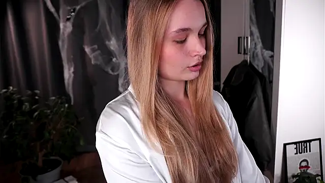 lisa schiele online show from 10/29/25, 08:19