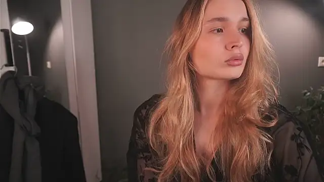 lisa schiele online show from 11/17/25, 08:02