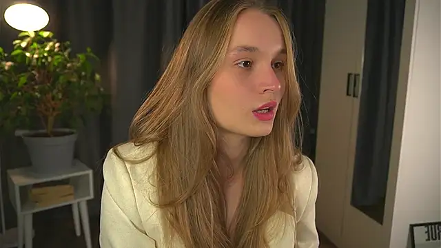 lisa schiele online show from 10/03/25, 08:21