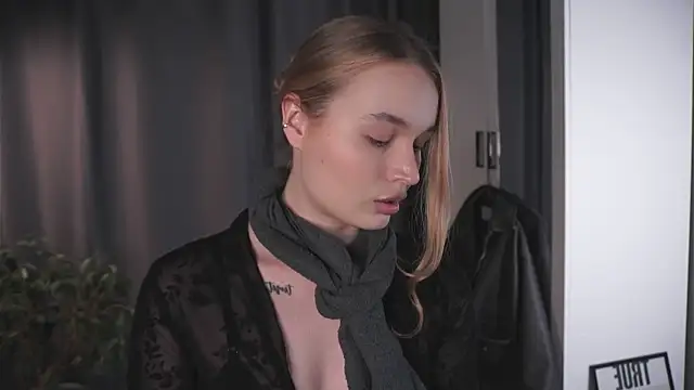 lisa schiele online show from 11/16/25, 08:35