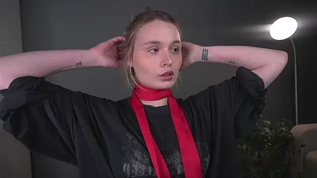 lisa schiele online show from 12/15/25, 08:03