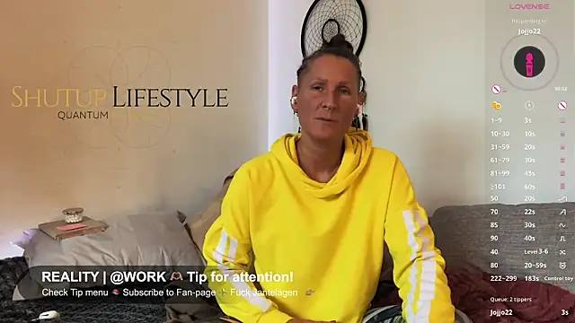 Snapshot of SwingWingWomanSweden chatting on 12/04/25, 11:09 SwingWingWomanSweden online show from 12/04/25, 11:09