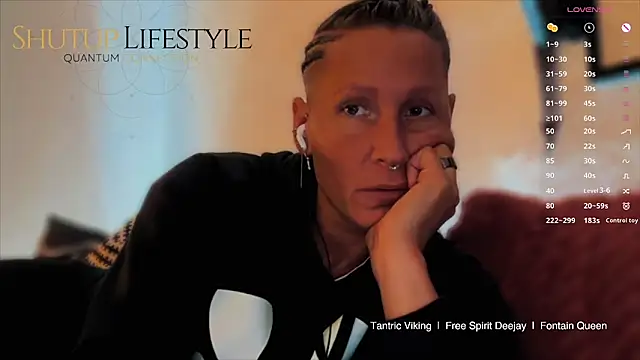 Snapshot of SwingWingWomanSweden chatting on 11/02/25, 08:14 SwingWingWomanSweden online show from 11/02/25, 08:14