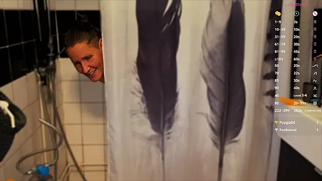 Snapshot of SwingWingWomanSweden chatting on 11/28/25, 10:32 SwingWingWomanSweden online show from 11/28/25, 10:32