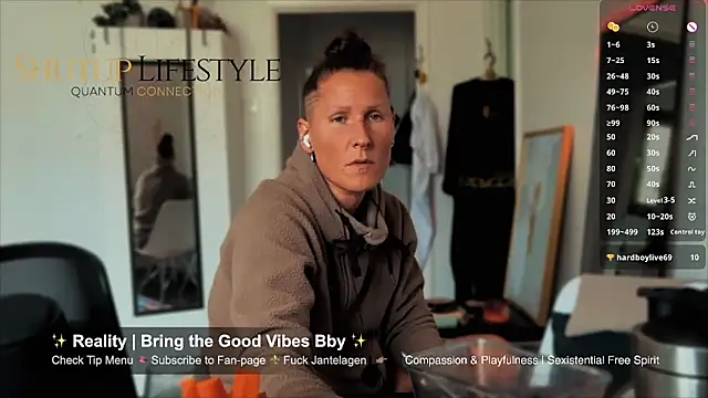 Snapshot of SwingWingWomanSweden chatting on 05/21/26, 11:07 SwingWingWomanSweden online show from 05/21/26, 11:07