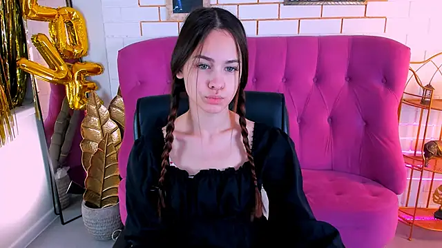 UliaNeer online show from 10/31/25, 05:04