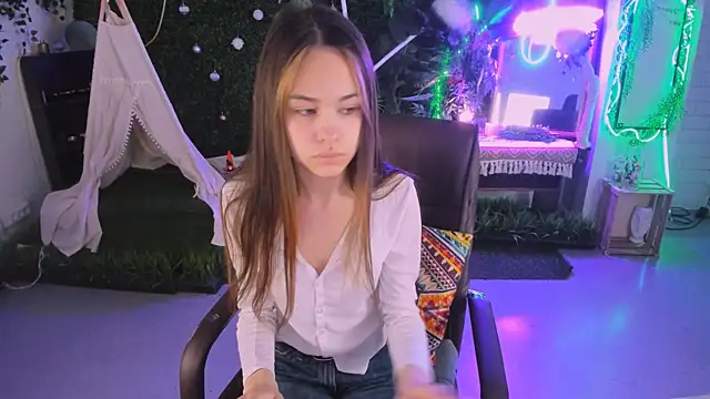 Snapshot of UliaNeer chatting on 04/15/26, 05:24 UliaNeer online show from 04/15/26, 05:24