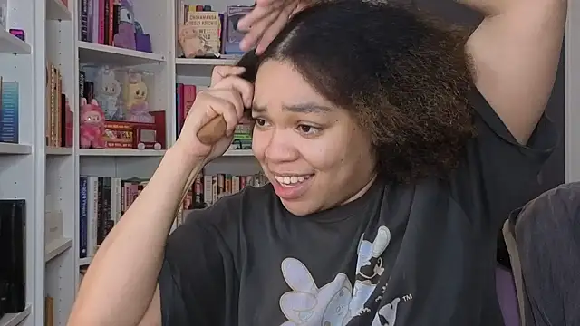 Snapshot of zahrabliss chatting on 10/23/25, 12:42 zahrabliss online show from 10/23/25, 12:42