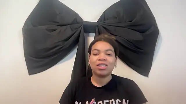 Snapshot of zahrabliss chatting on 10/18/25, 04:42 zahrabliss online show from 10/18/25, 04:42