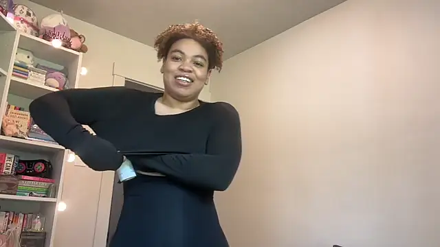 Snapshot of zahrabliss chatting on 10/08/25, 05:02 zahrabliss online show from 10/08/25, 05:02