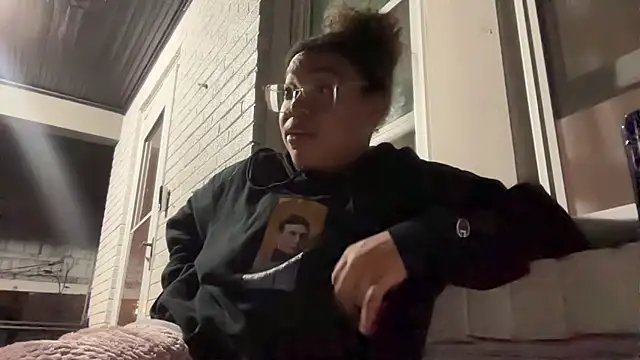 Snapshot of zahrabliss chatting on 09/14/25, 04:13 zahrabliss online show from 09/14/25, 04:13