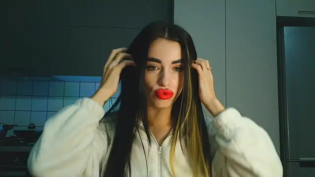 Snapshot of EvaMelnik chatting on 10/17/25, 03:58 EvaMelnik online show from 10/17/25, 03:58