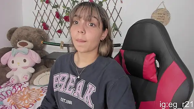 Snapshot of emma_grays2 chatting on 10/15/25, 03:27 emma grays2 online show from 10/15/25, 03:27