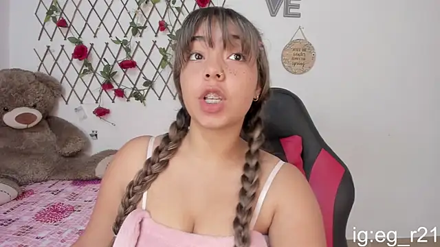 Snapshot of emma_grays2 chatting on 11/25/25, 05:52 emma grays2 online show from 11/25/25, 05:52