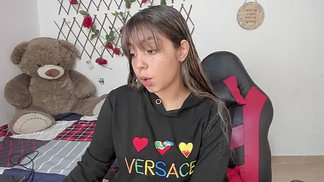 Snapshot of emma_grays2 chatting on 11/30/25, 06:03 emma grays2 online show from 11/30/25, 06:03